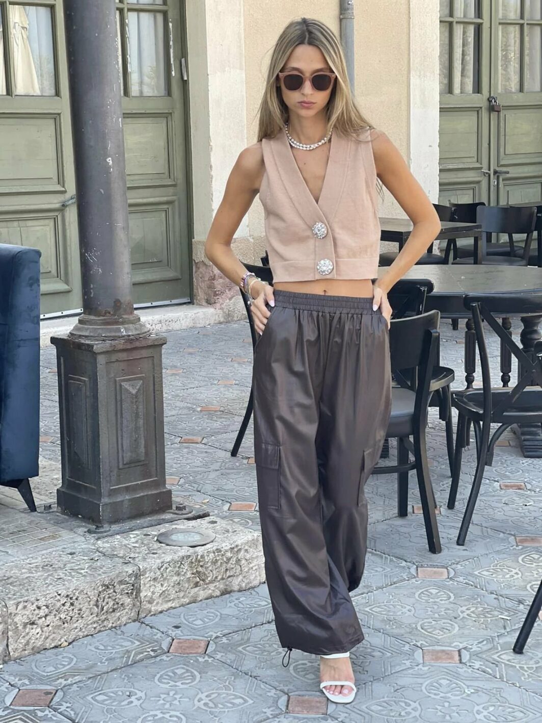 ⁦מכנס דמוי עור קירה - חום⁩ – תמונה ⁦2⁩