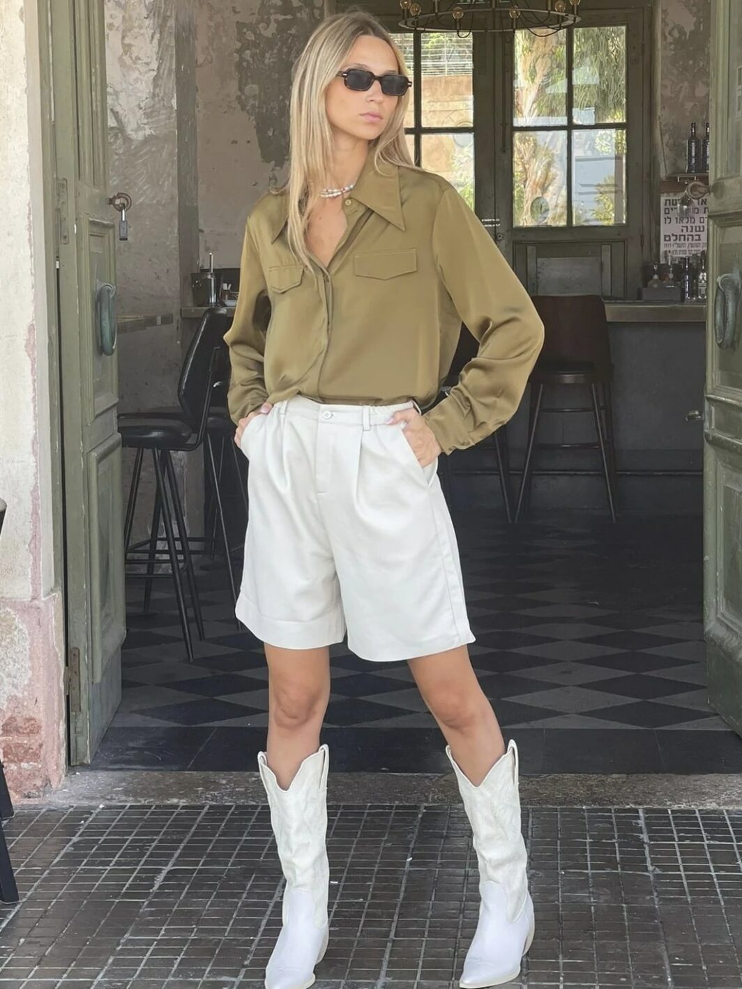 ⁦מכנס דמוי עור ברמודה תיאה - אבן⁩ – תמונה ⁦2⁩