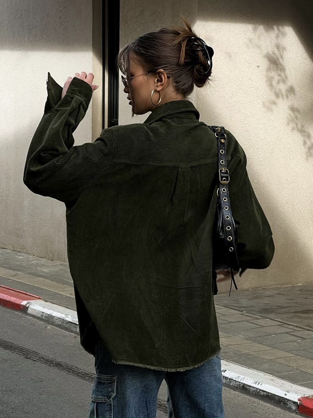 ⁦חולצה מכופתרת קורדרוי קורן - ירוק זית⁩ – תמונה ⁦2⁩