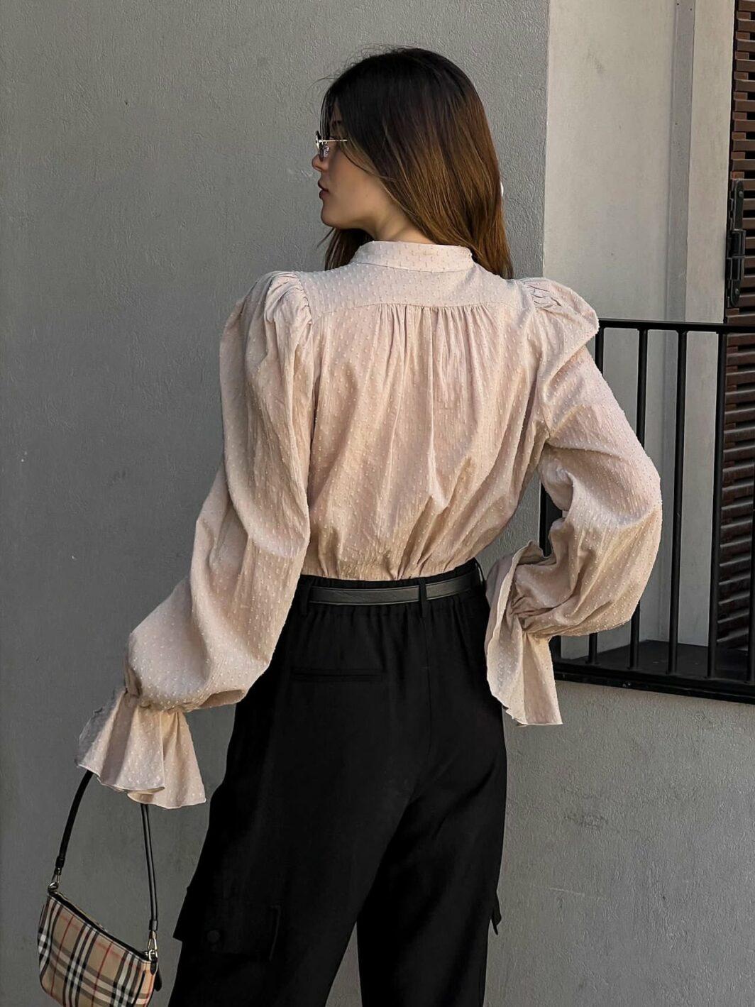⁦חולצה מכופתרת לולו - בז׳⁩ – תמונה ⁦2⁩